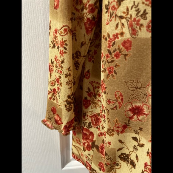 *SOLD* V-neck Top - Picture 3 of 4